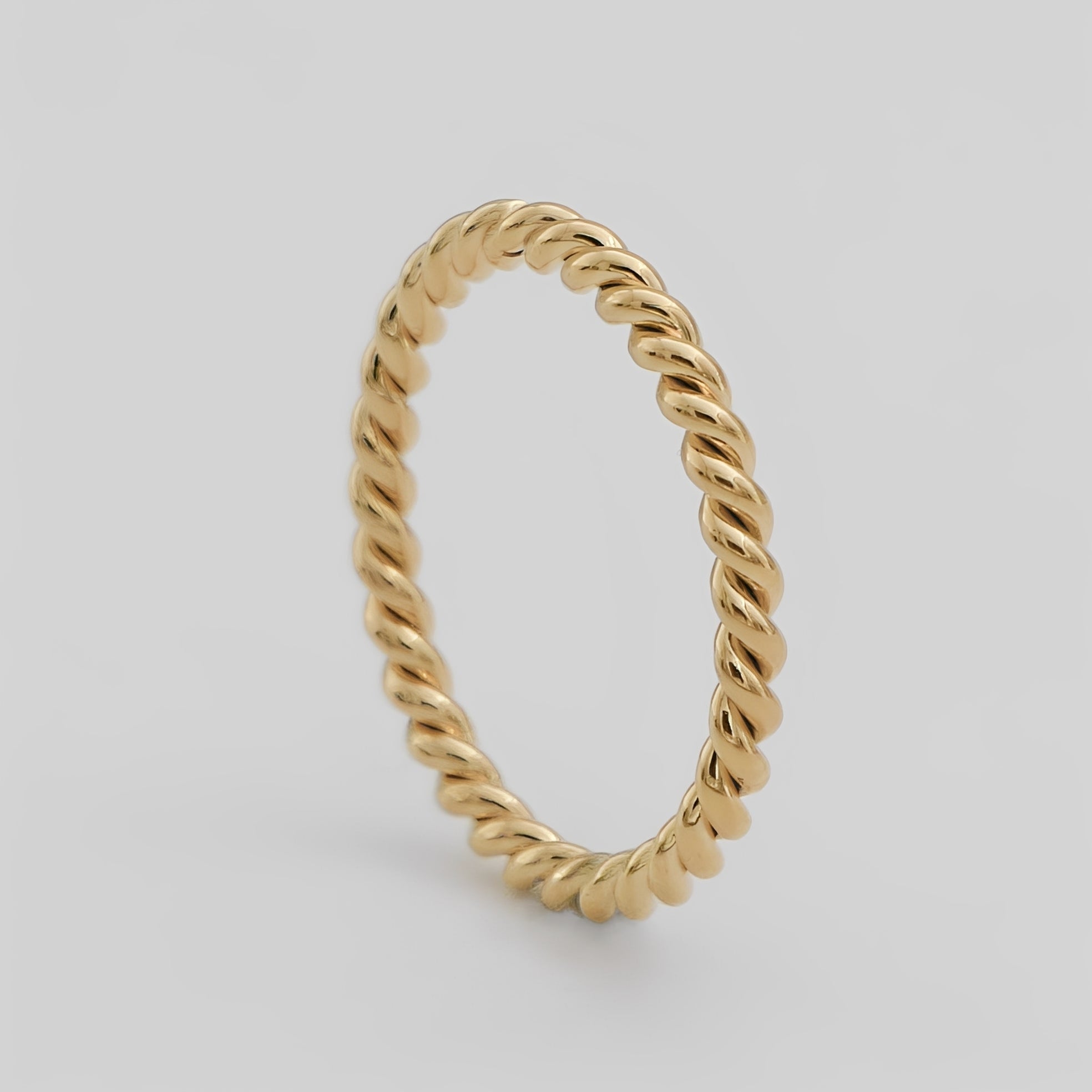 Mila – Feiner gedrehter Ring mit elegantem Design
