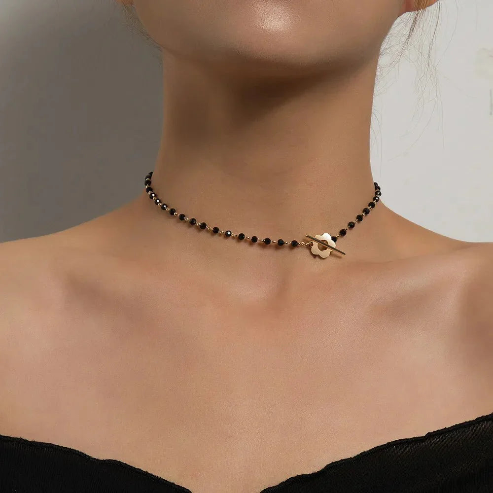 Naya – Collier Ras-du-Cou Floral mit Blumenverschluss