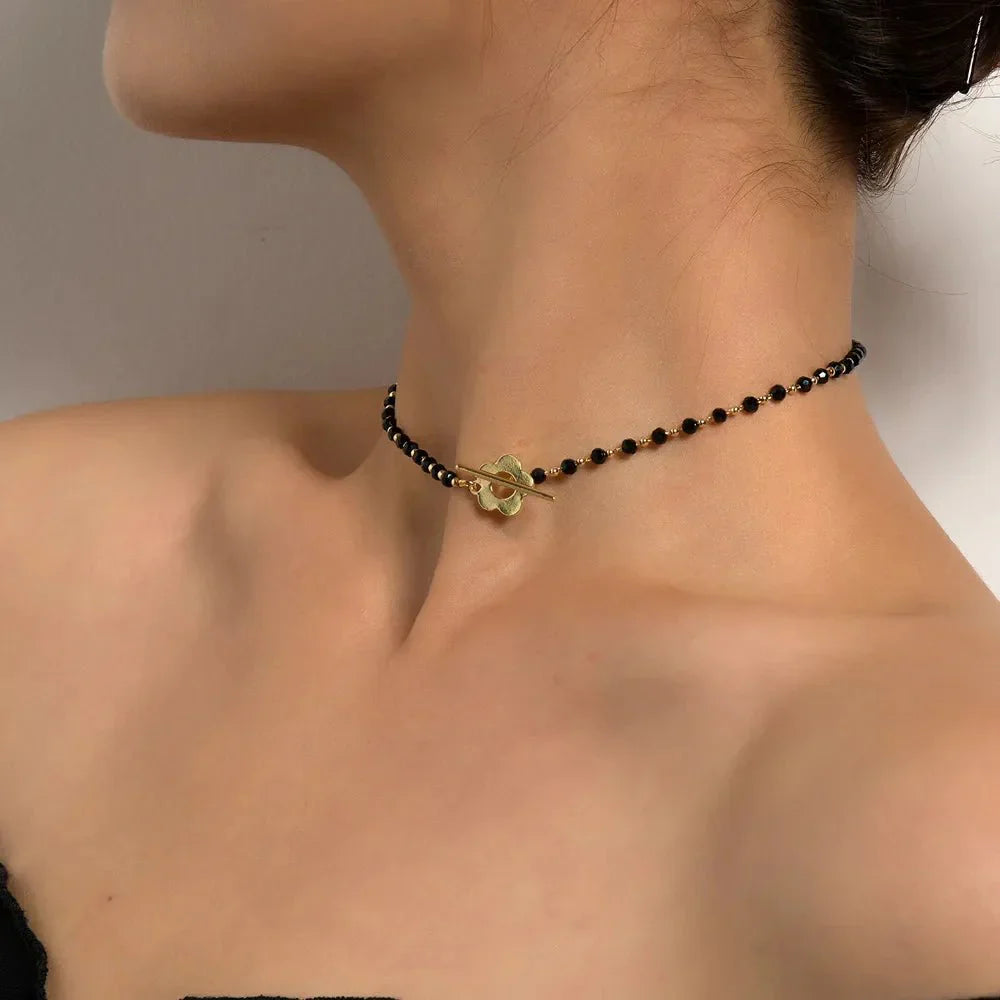 Naya – Collier Ras-du-Cou Floral mit Blumenverschluss