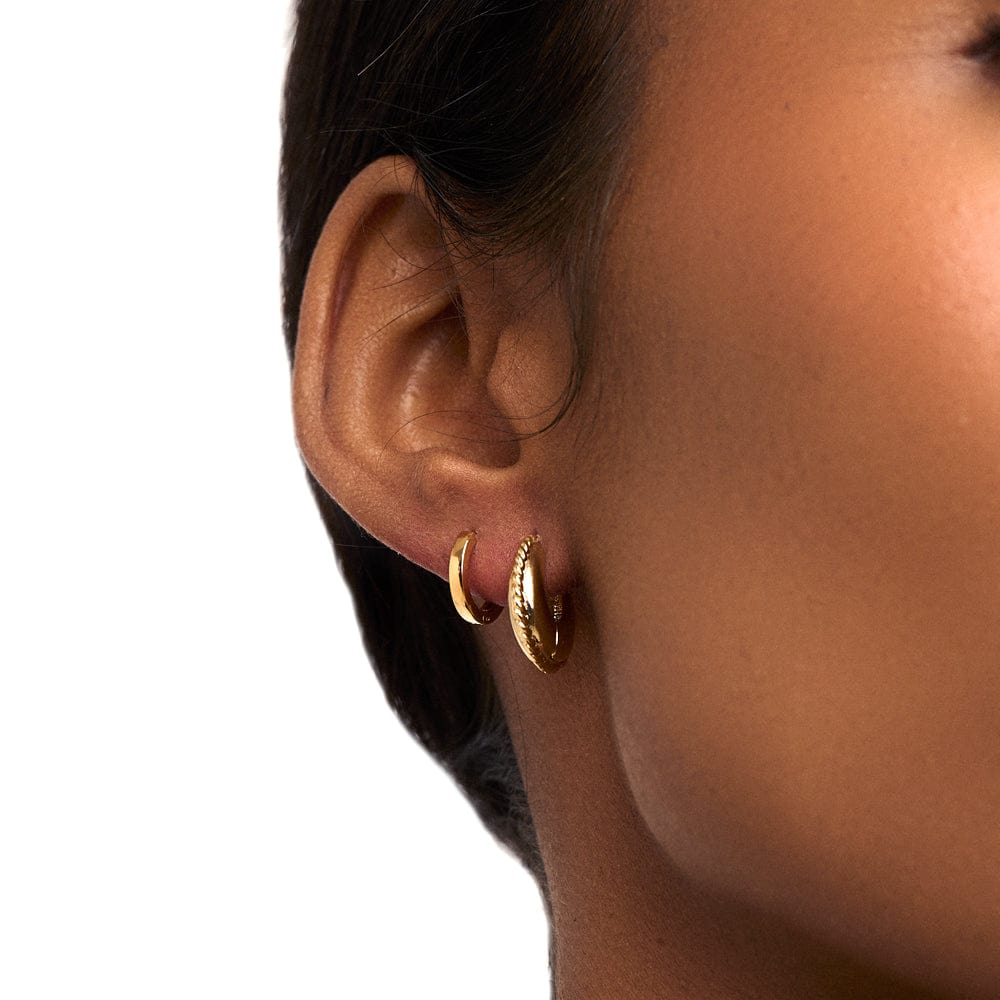 Enora – Goldene Kreolen im Puristischen Design