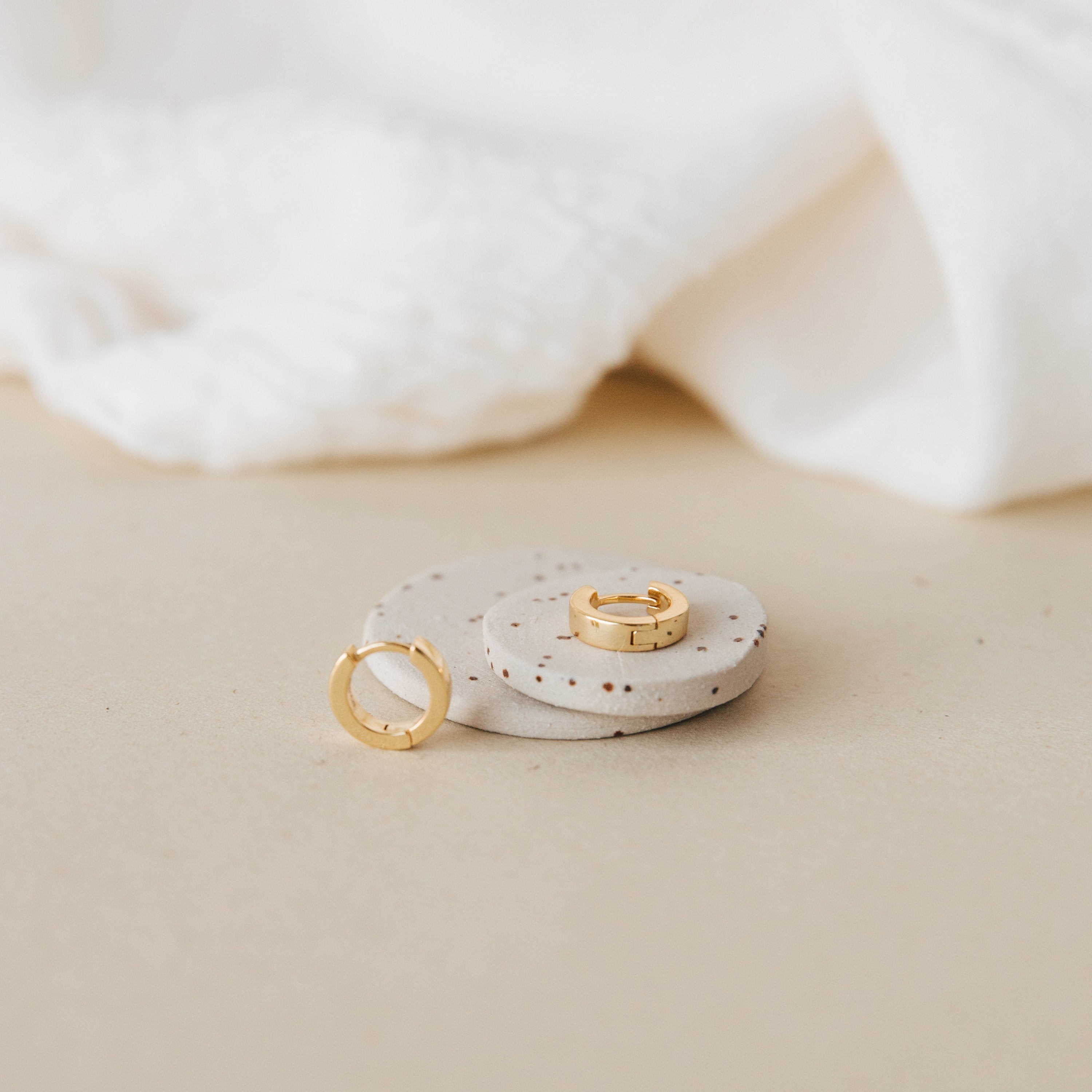 Klassische Huggies - Minimalistische kleine Hoops