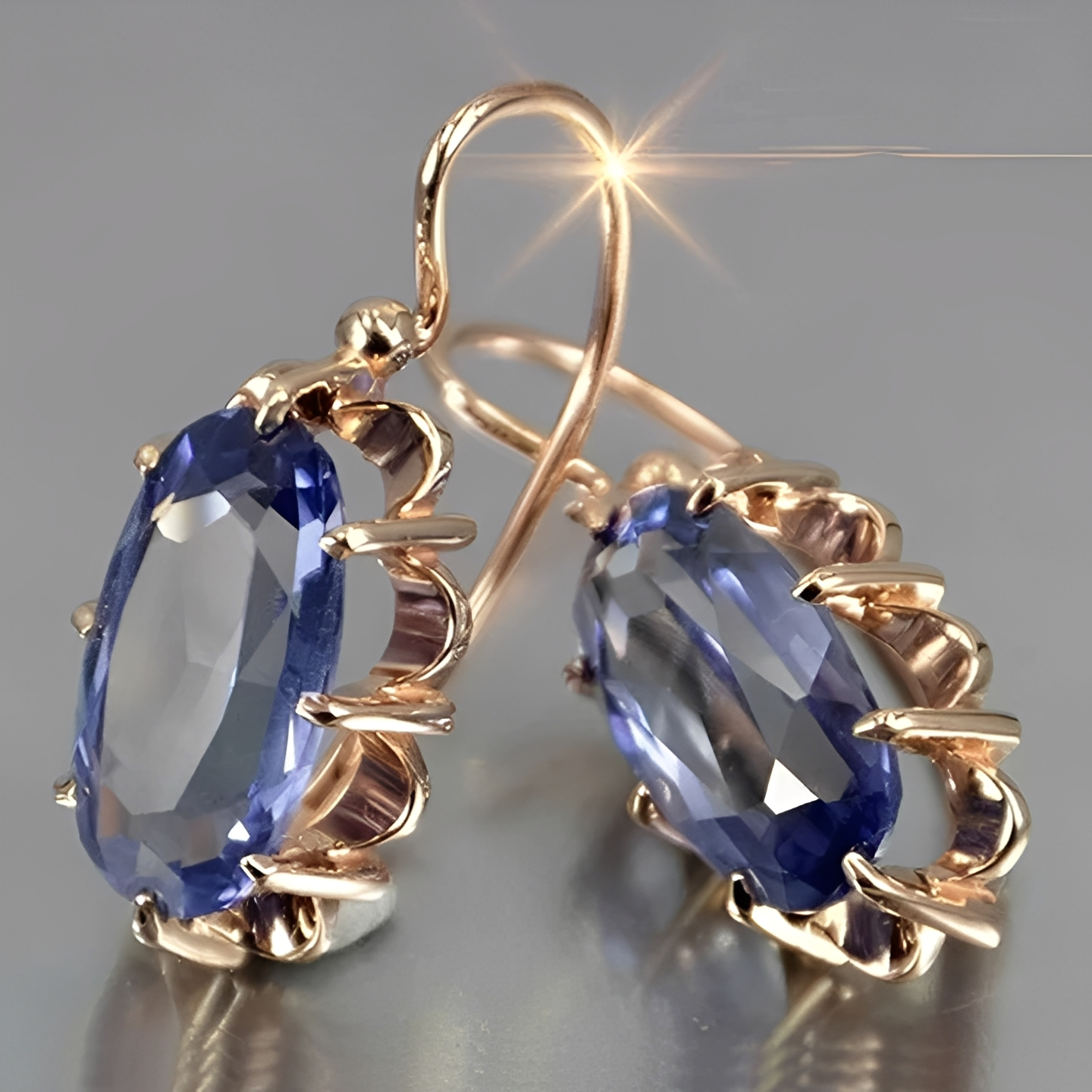Calista – Vintage Goldene Ohrringe mit Blauem Kristall