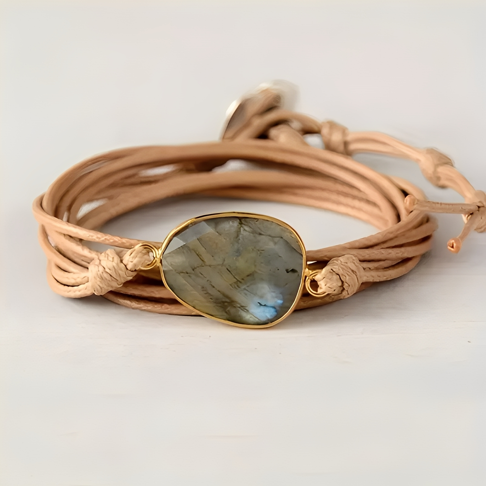 Cassandra – Elegantes Armband aus Leder und Stein