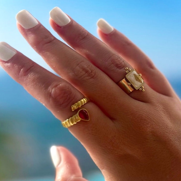 Danni – Schicker Ring aus vergoldetem Gold mit einzigartigem Kristall