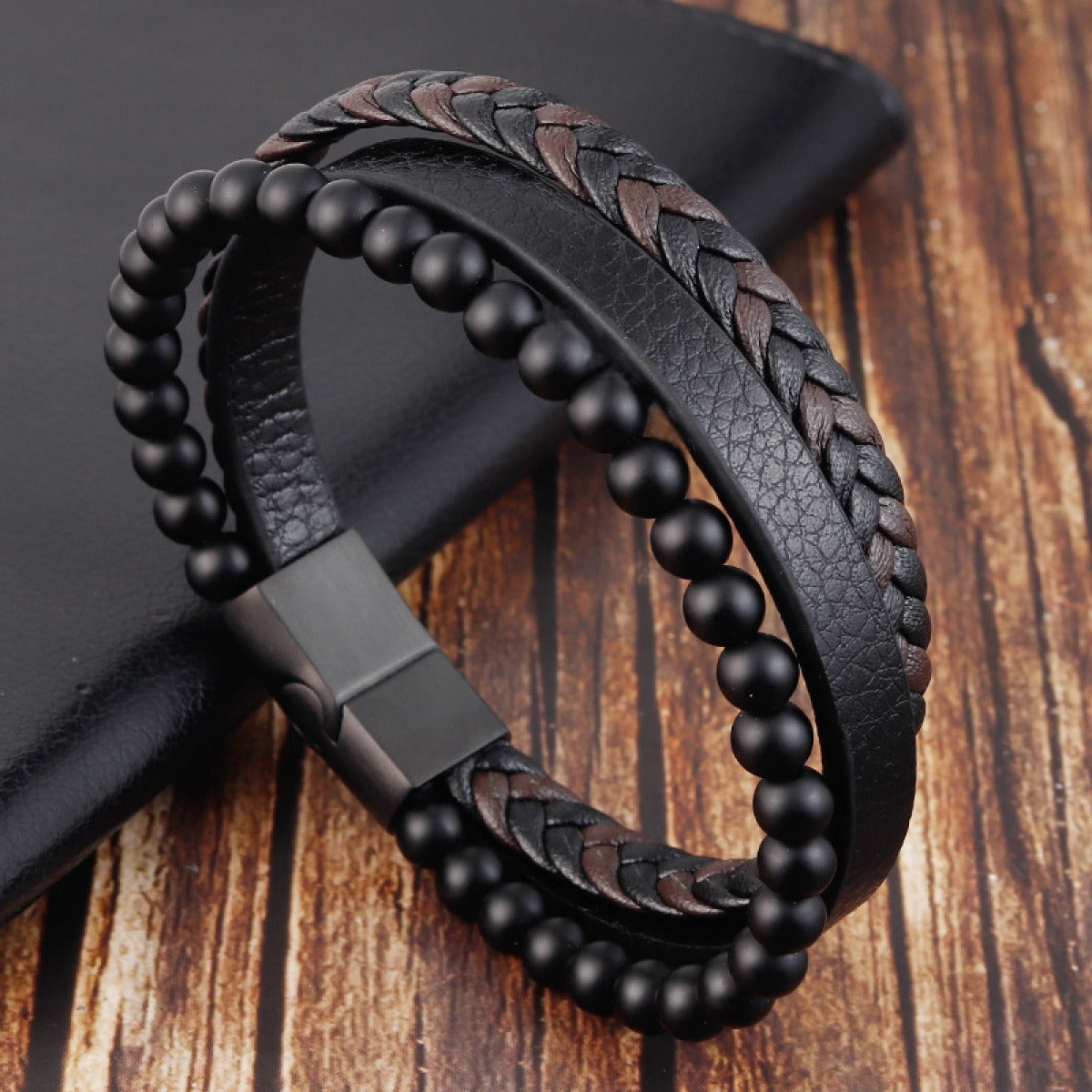 Kai – Lederarmband mit natürlichem Vulkangestein