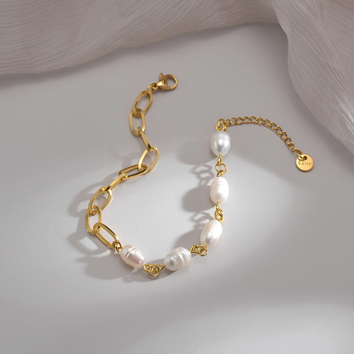 Celina – Elegantes Goldenes Perlenarmband