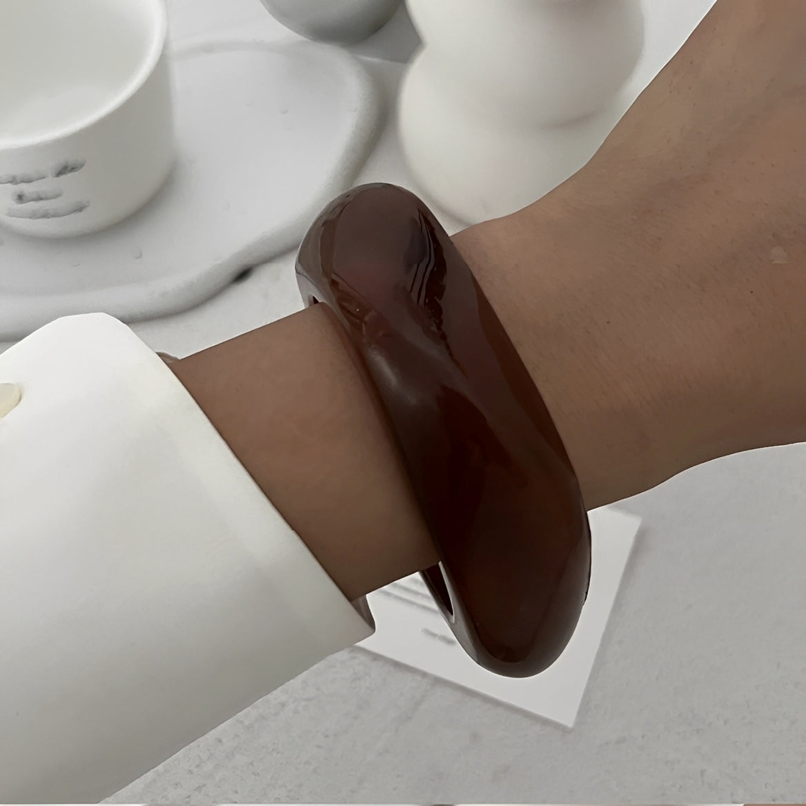 Layra – Unregelmäßiges transparentes Acrylarmband