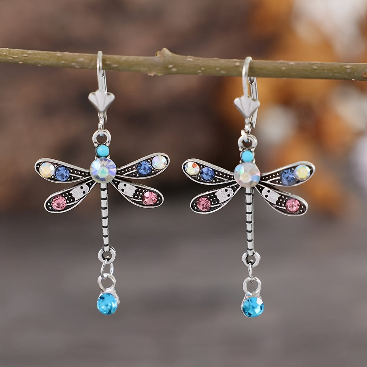 Liora – Elegante Ohrringe Skulptierte Libelle