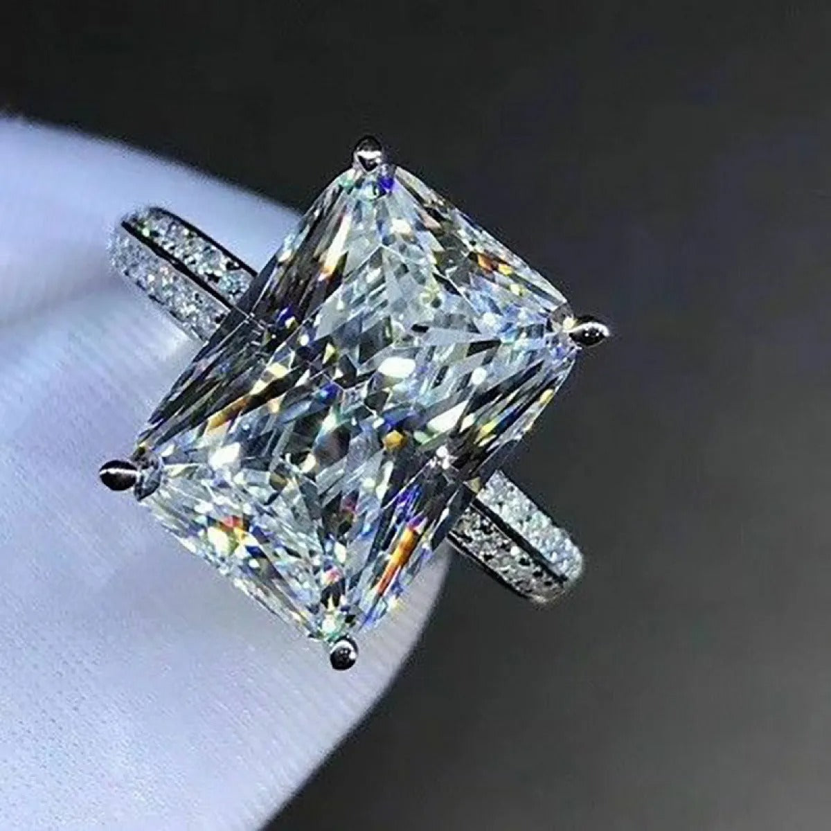 Jade – Ring mit Oversized Zirkon