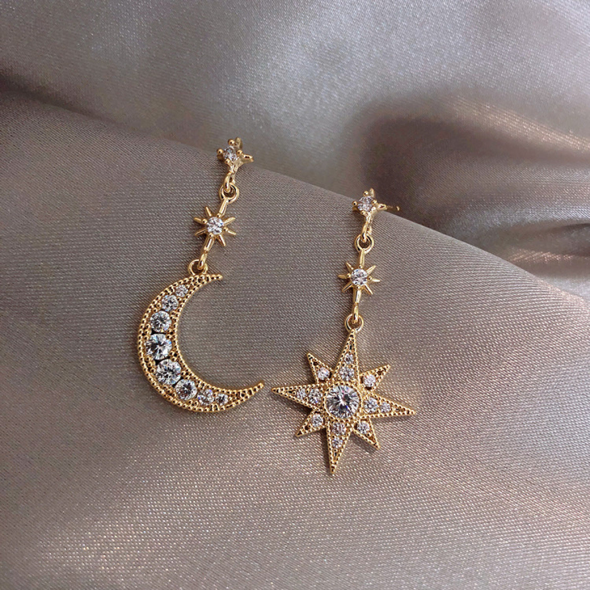 Estella – Unpaarige Ohrringe Mond und Stern