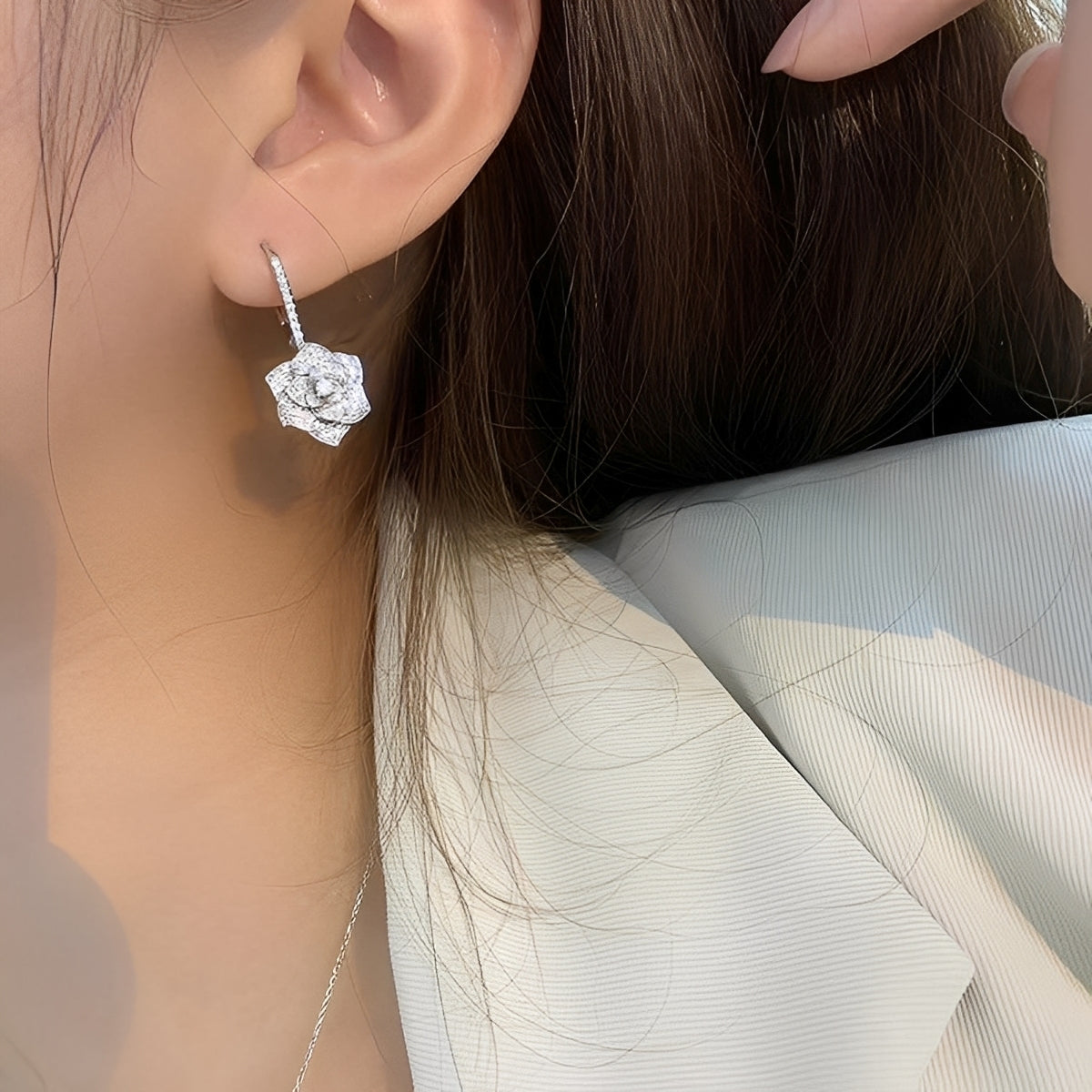 Camille – Ohrringe Kamelie mit Brillanten besetzt
