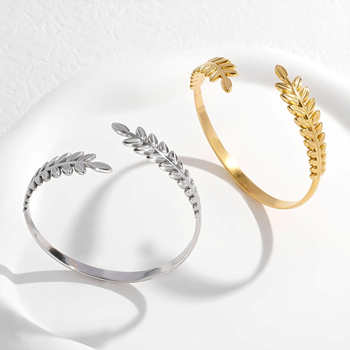 Selena – Elegantes offenes Armband mit Blättern