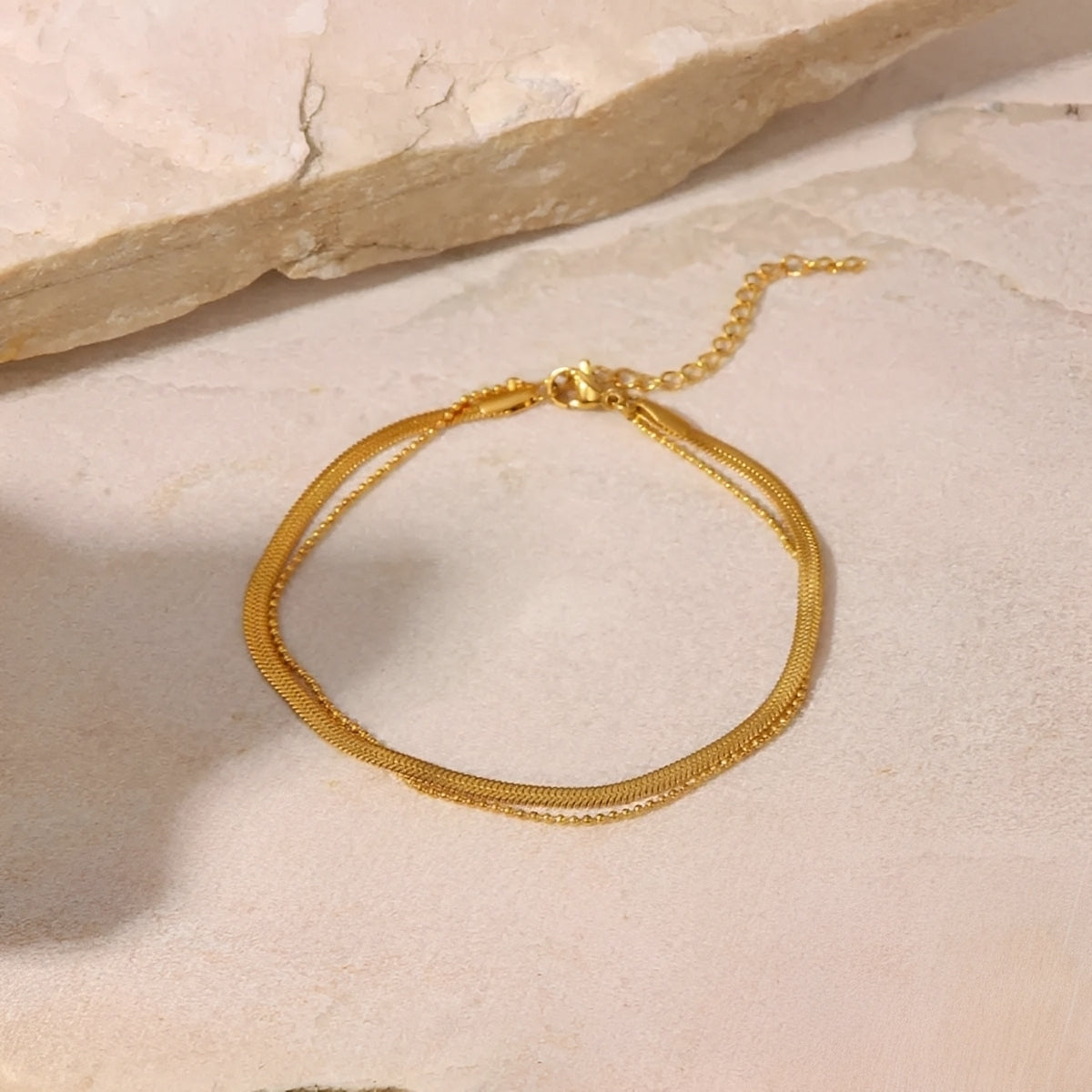 Arina – Doppelkettchen Fußkette im Schlangenstil