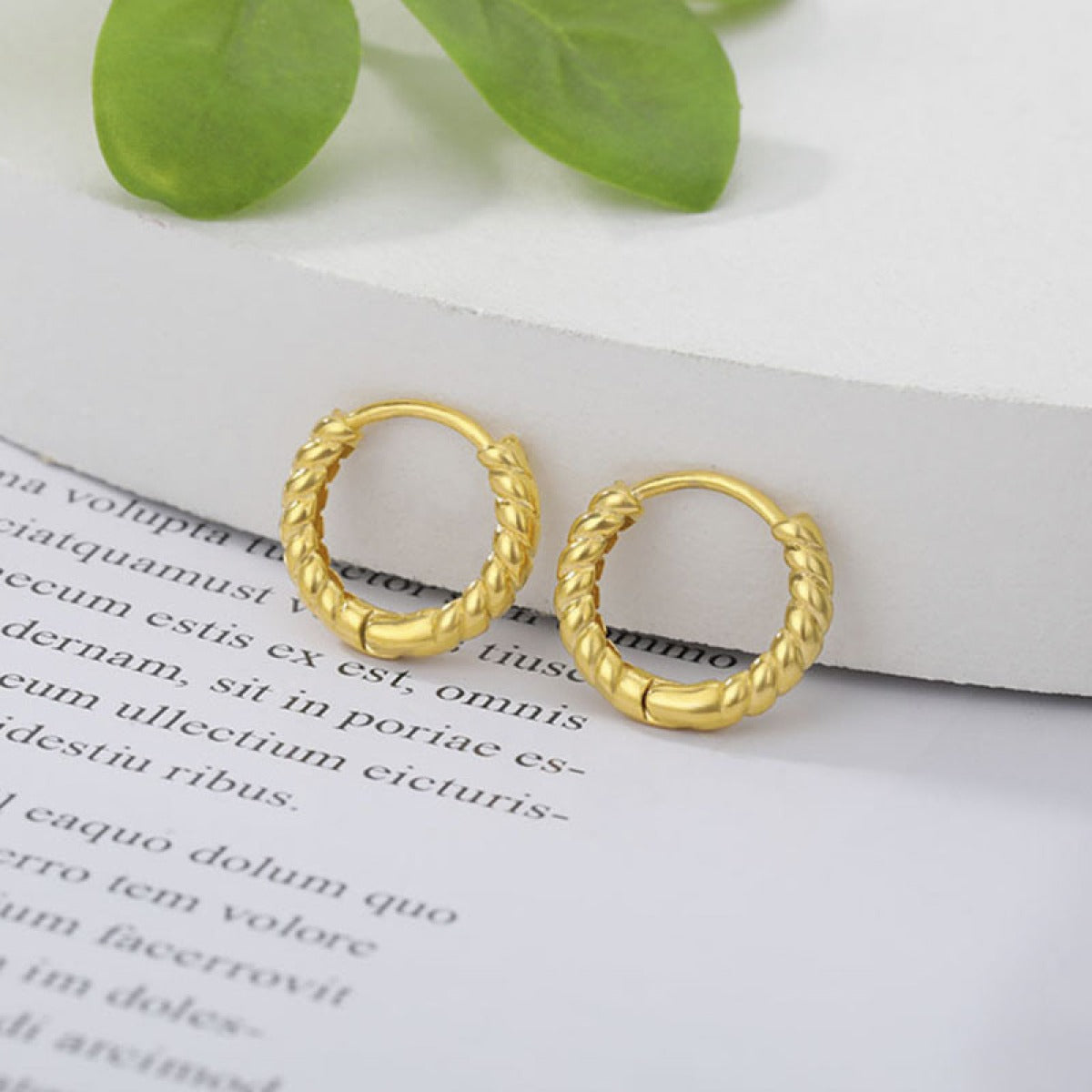 Manon – Mini-Creolen-Ohrringe aus Gold mit Seil