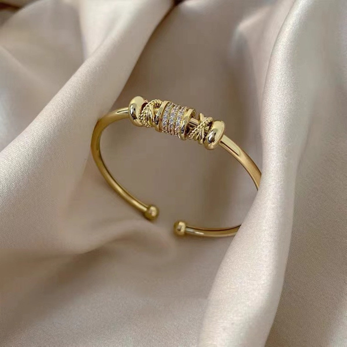 Ella – Verstellbares Armband mit Goldenen Anhängern