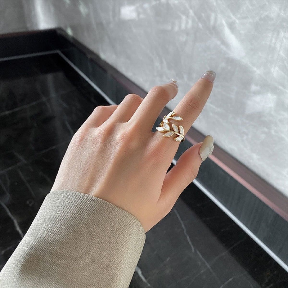 Ciara – Goldener Ring Blätter & Weißer Opal