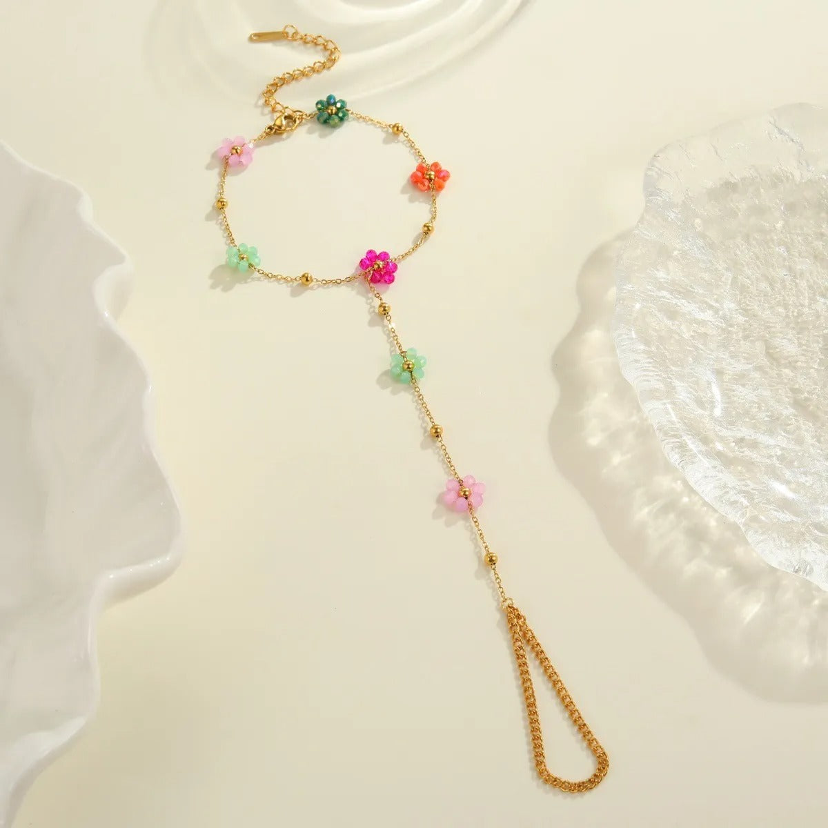 Rosalie – Goldenes Armband mit Perlenblume