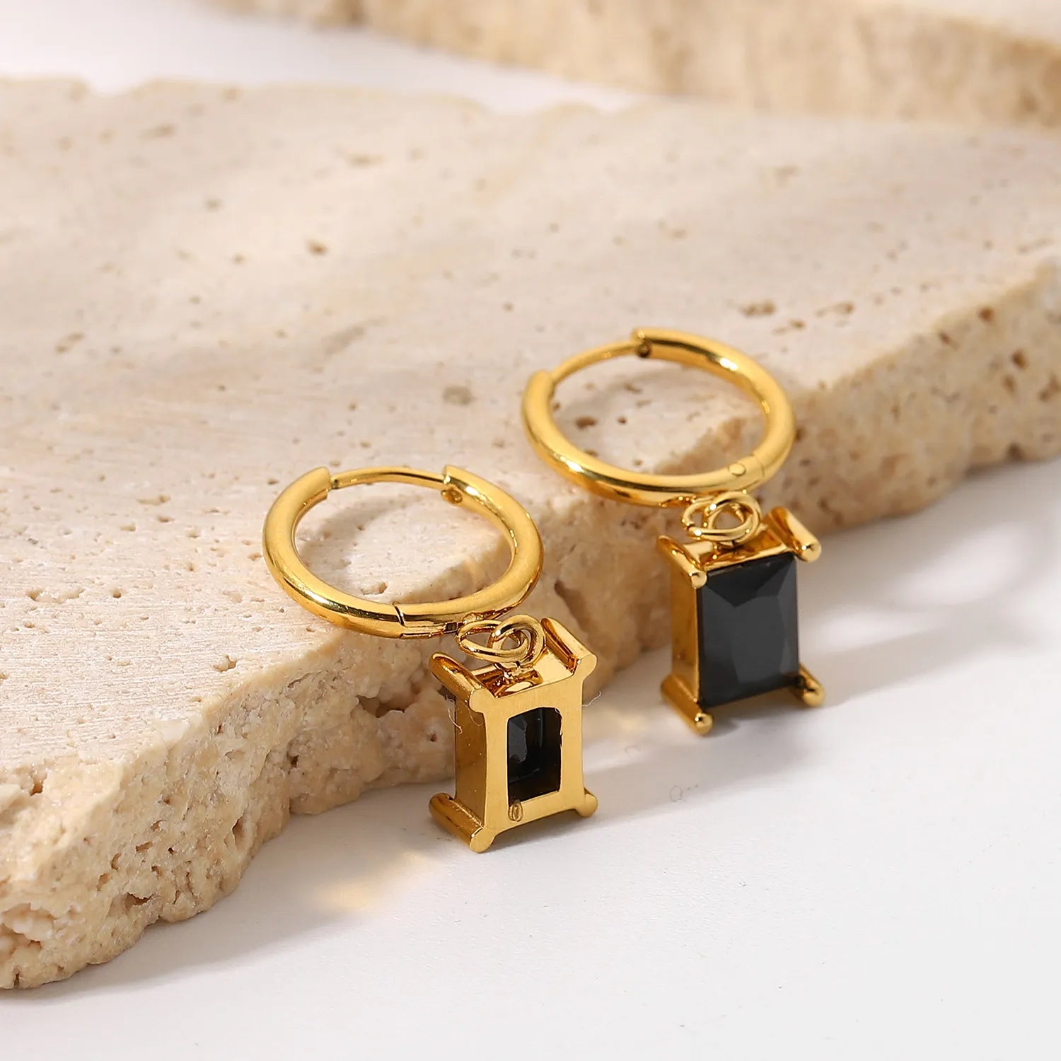 Letvia – Huggie-Creolen mit Diamanten