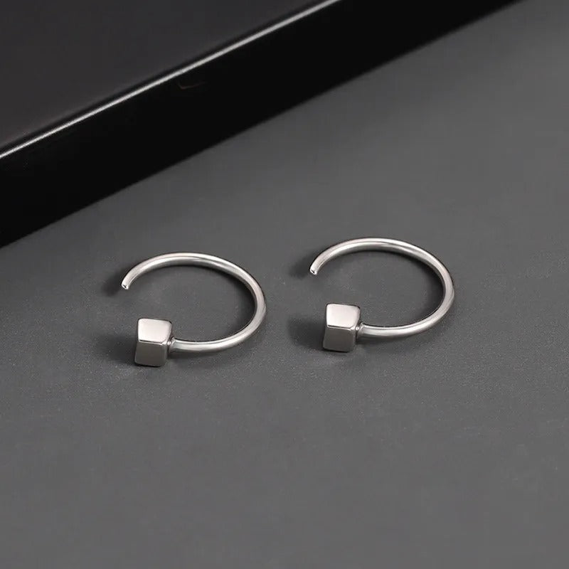 Alyss – Quadratische Minimalistische Hakenohrringe