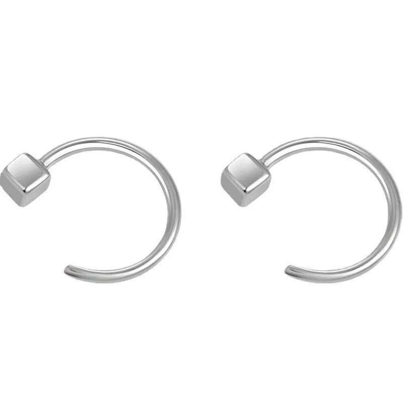Alyss – Quadratische Minimalistische Hakenohrringe