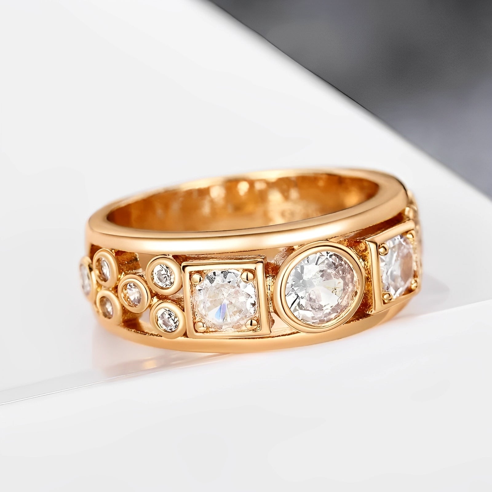 Reina – Goldener Vintage-Ring mit Heller Zirkonia