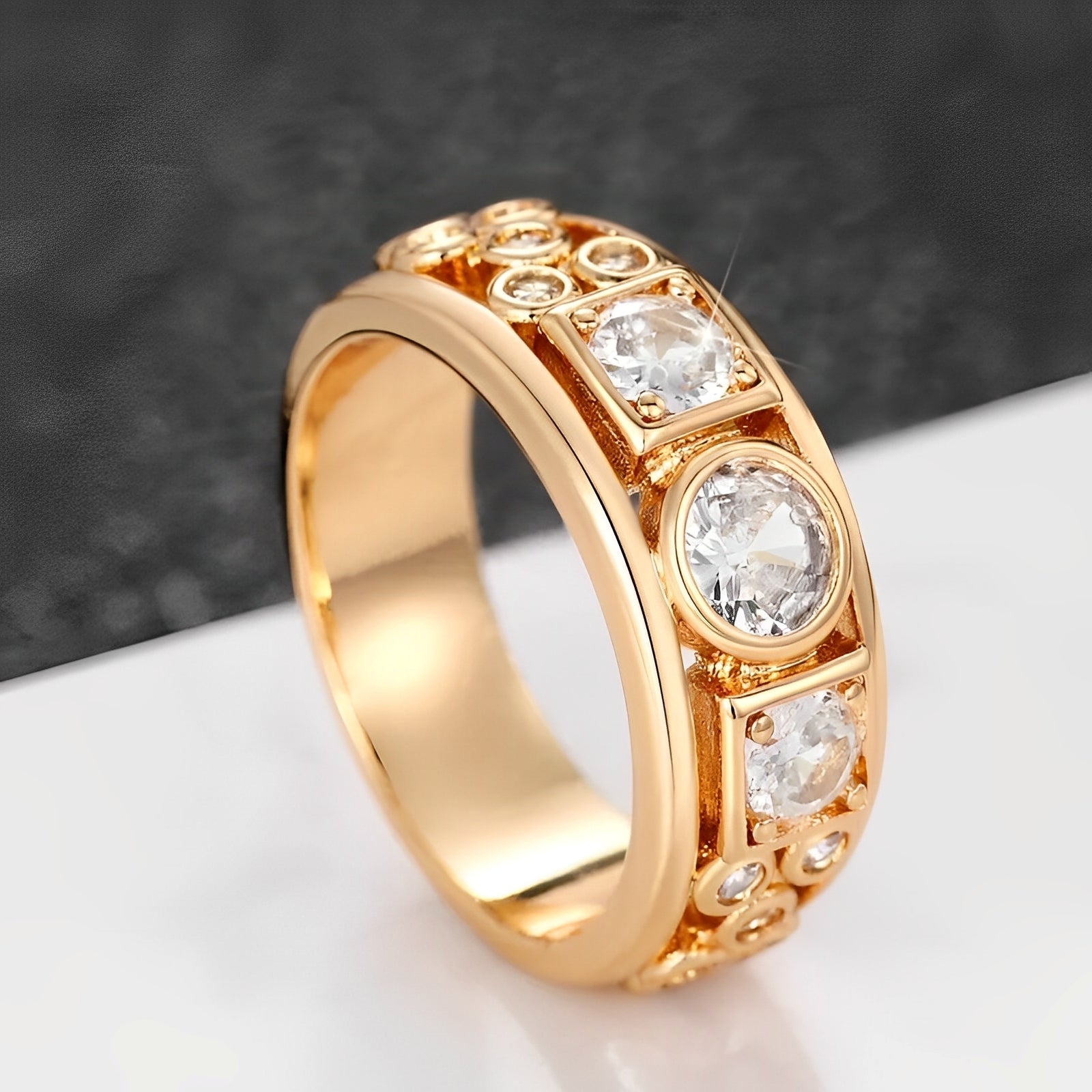 Reina – Goldener Vintage-Ring mit Heller Zirkonia