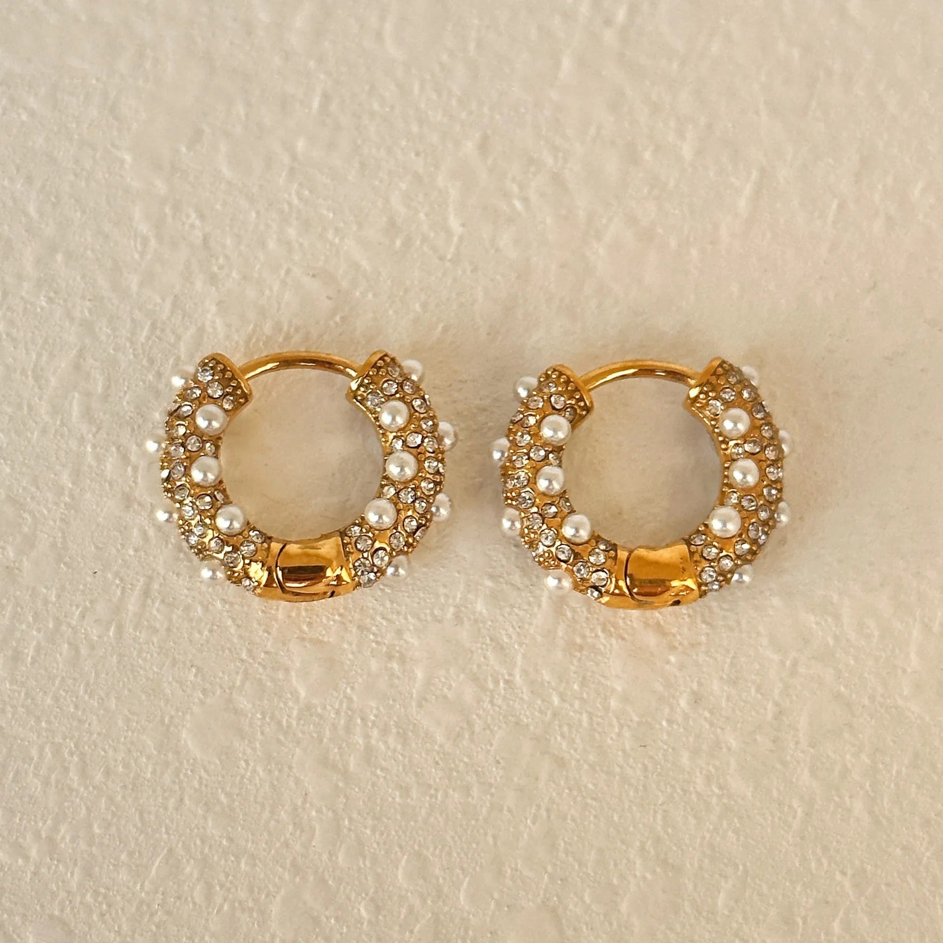 Clarisse – Elegante Retro Ohrringe mit Perle und Zirkonia