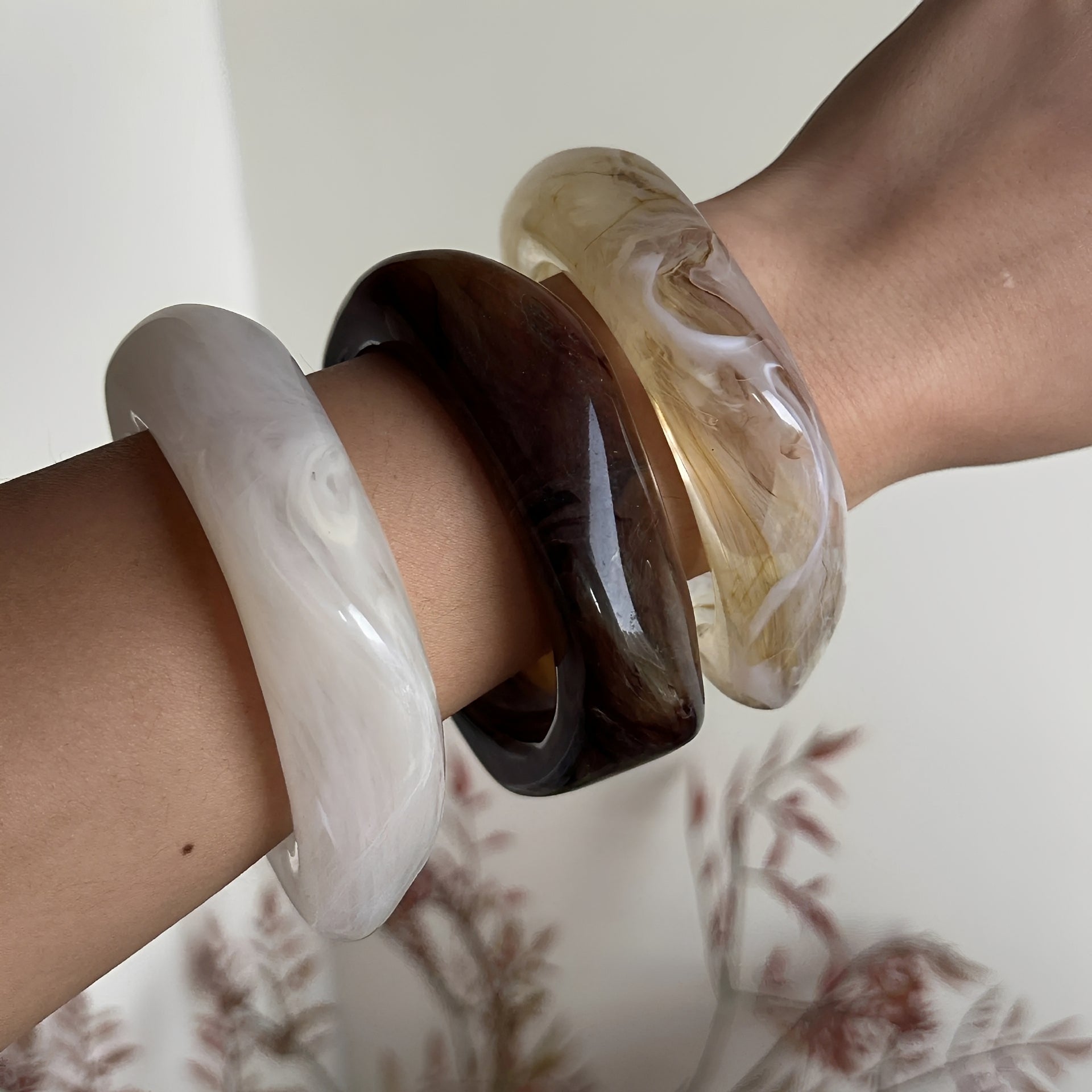Layra – Unregelmäßiges transparentes Acrylarmband