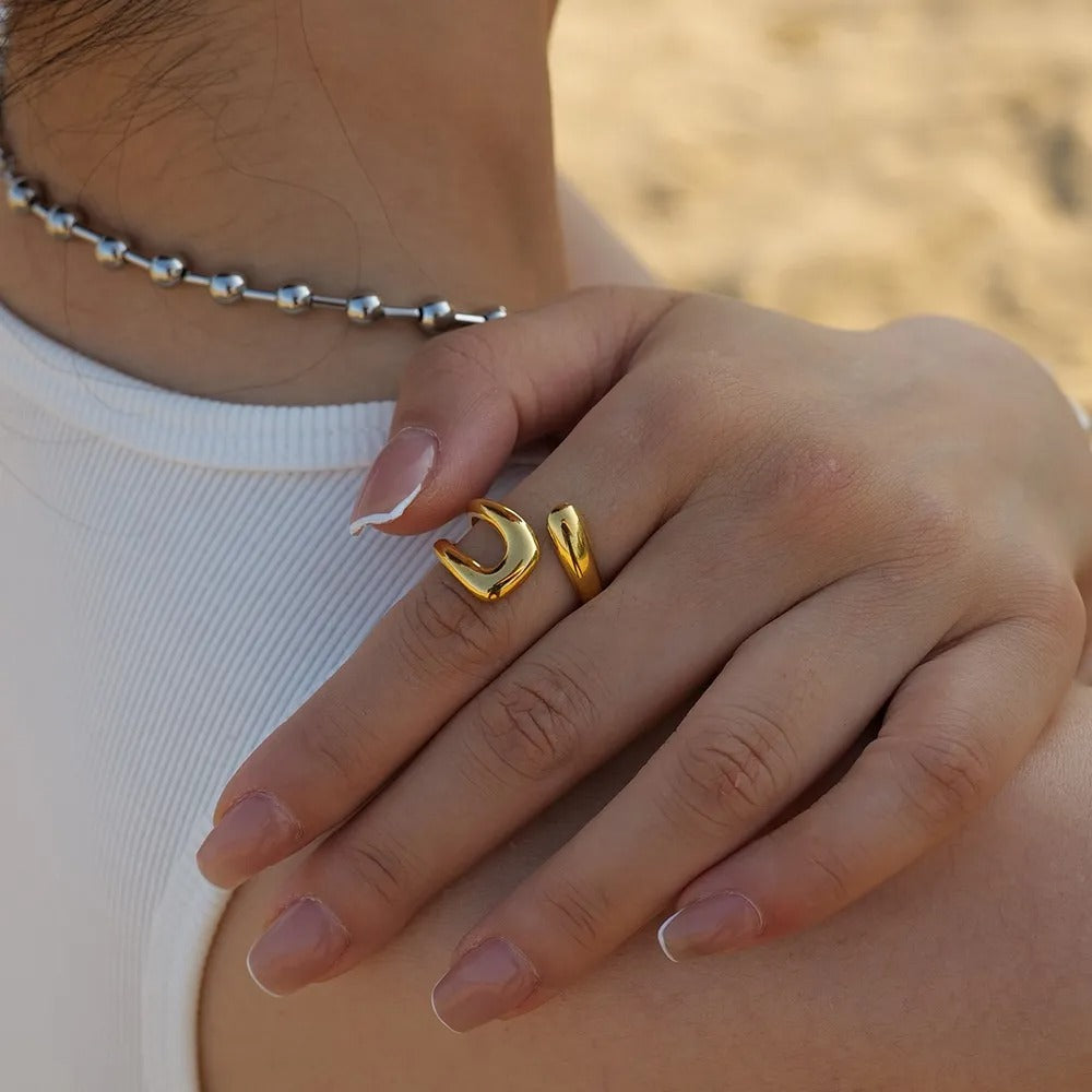 Lira – Unregelmäßiger hohler Retro-Ring