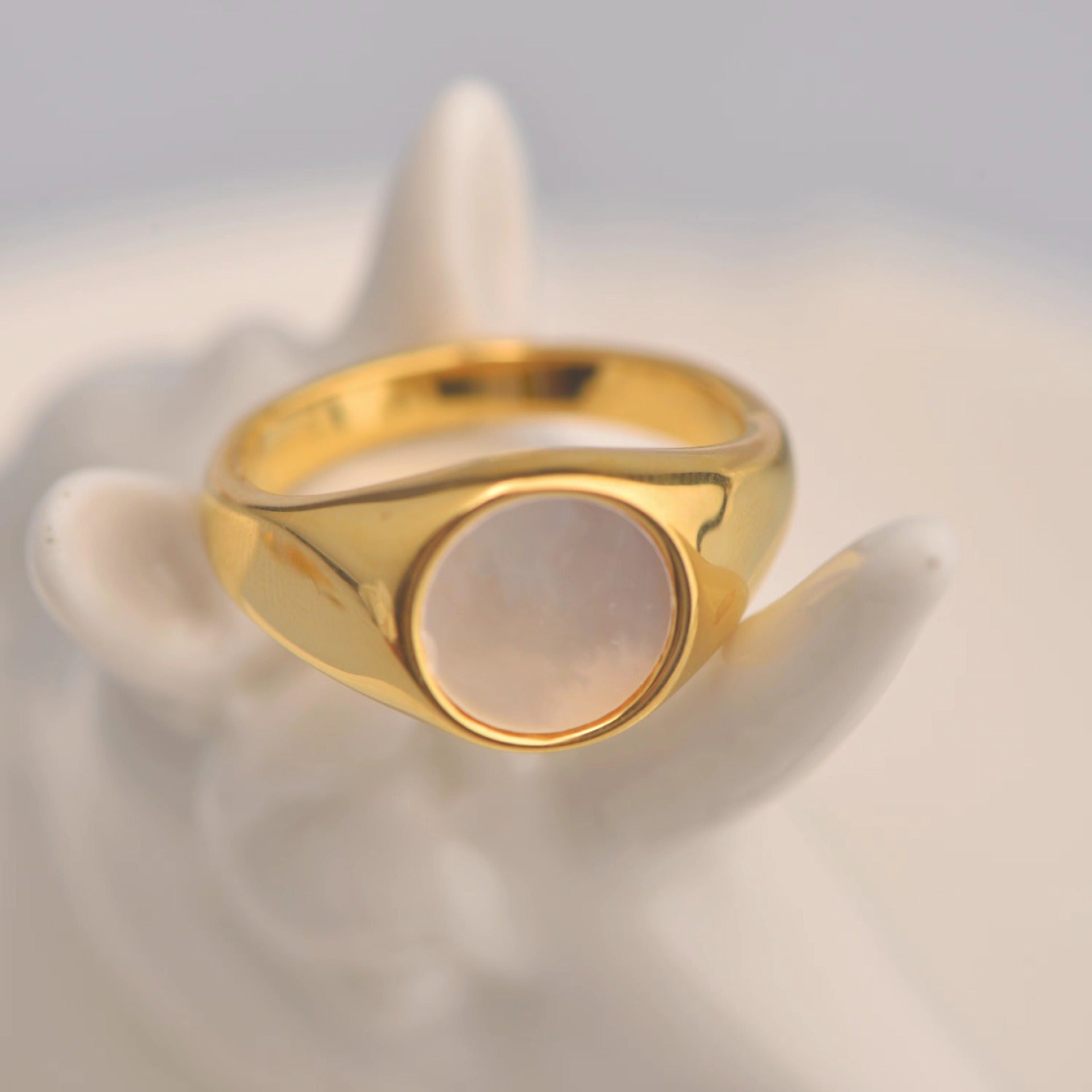 Isabelle – Ring Fritillaire aus weißer Muschel