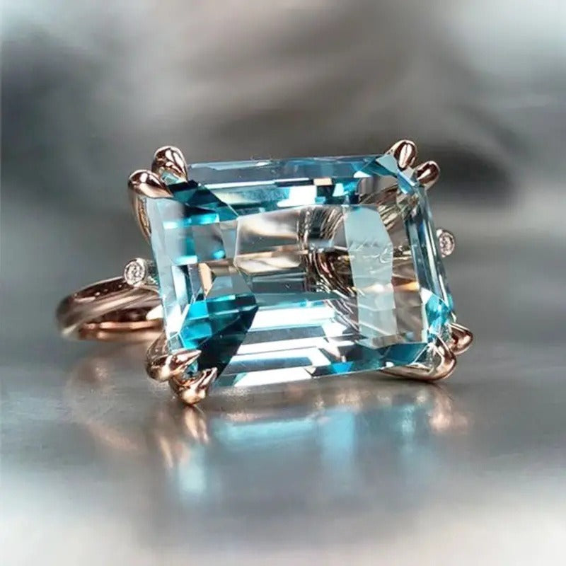 Lisa – Vintage-Ring mit funkelndem blauem Zirkon