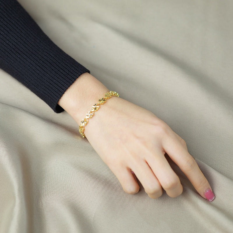 Edith – Goldenes Armband mit Gänseblümchen-Motiv