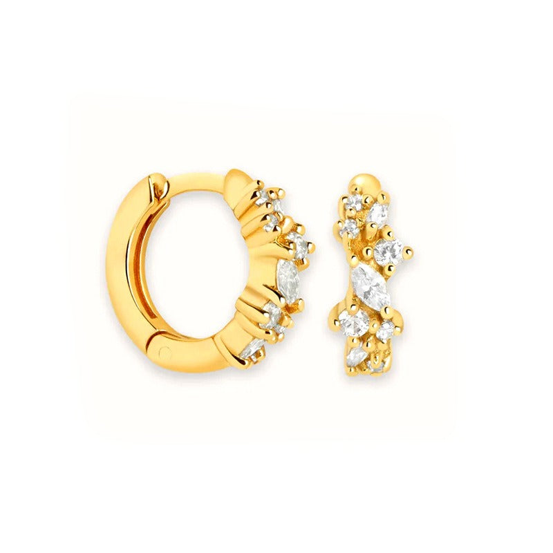 Tallie – Goldene Huggies-Creolen mit Tropfenkristallen