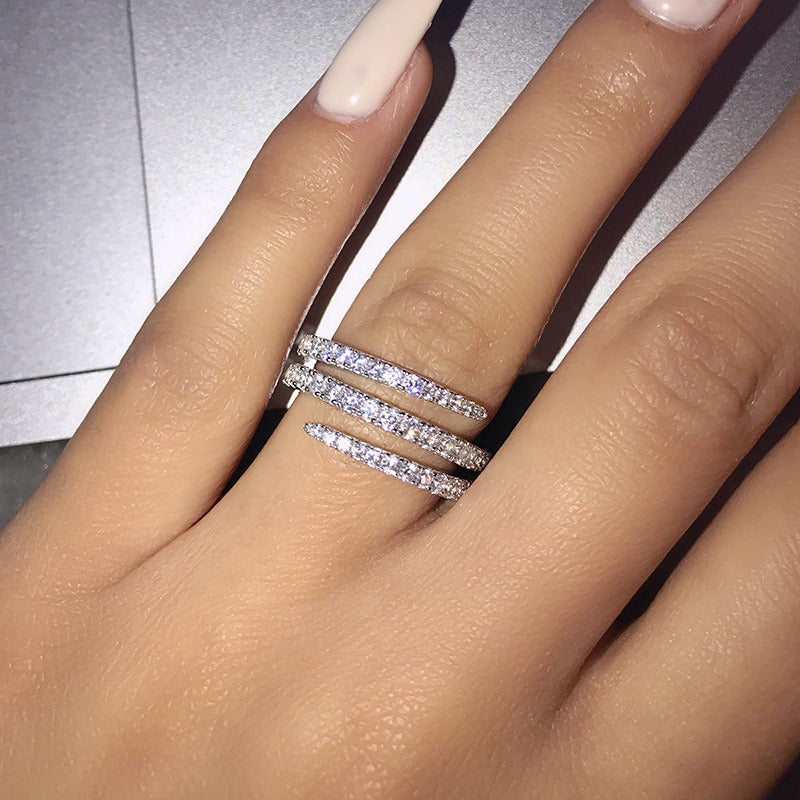 Ailee – Spiralförmiger Ring mit Kristallen besetzt