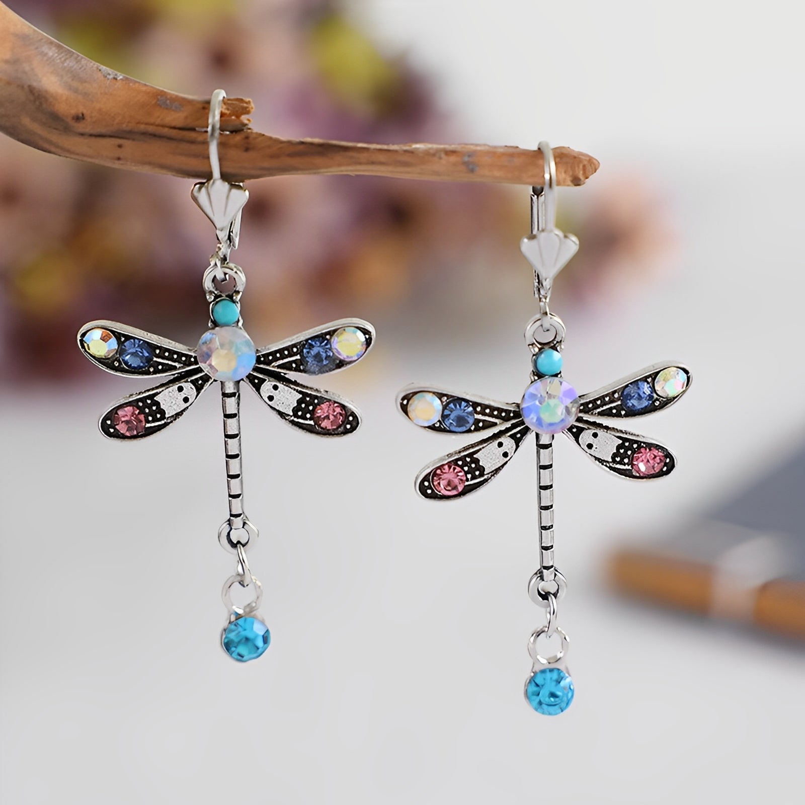 Liora – Elegante Ohrringe Skulptierte Libelle