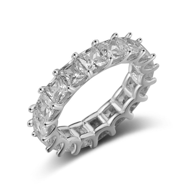 Lucie – Einfacher Ring aus Platin