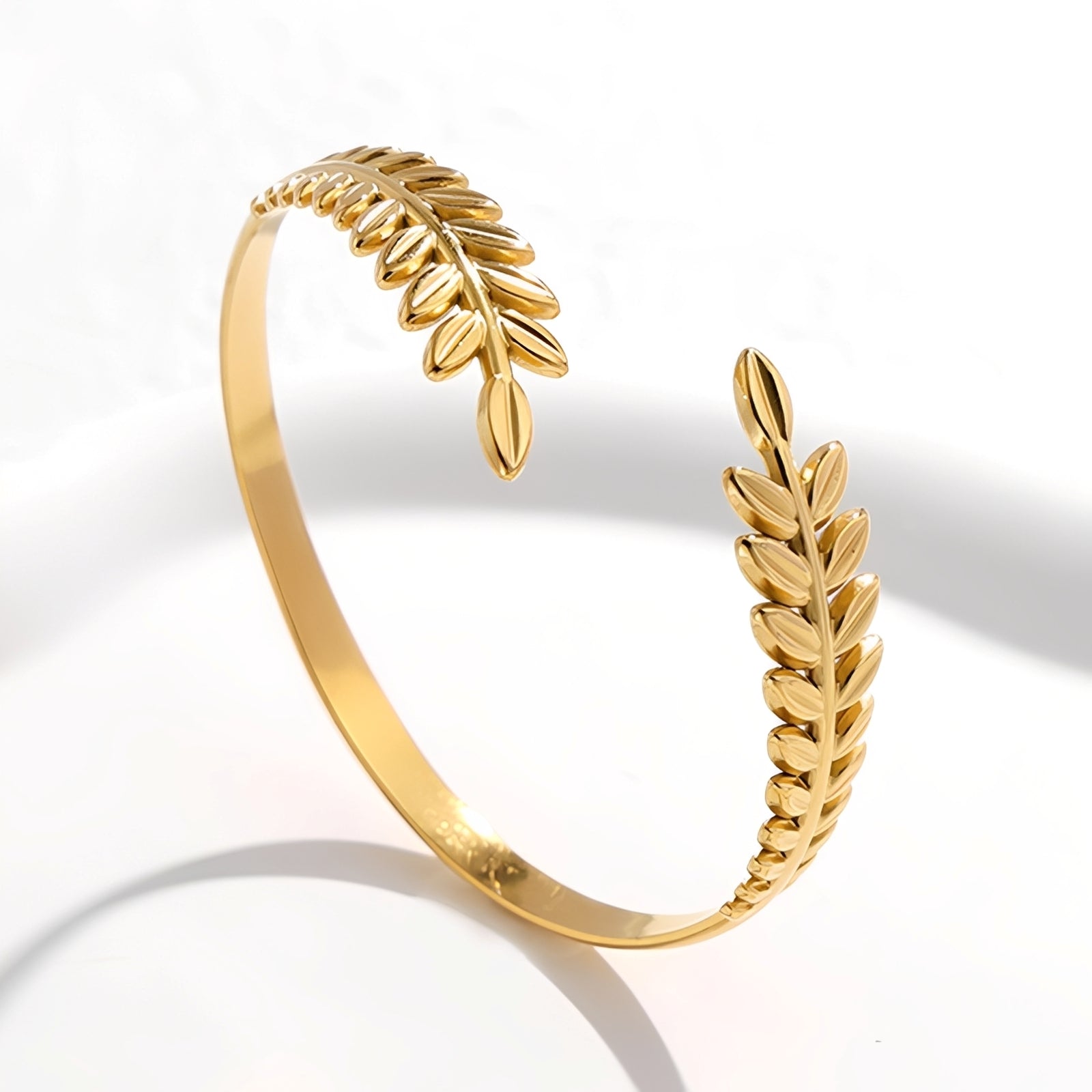 Selena – Elegantes offenes Armband mit Blättern