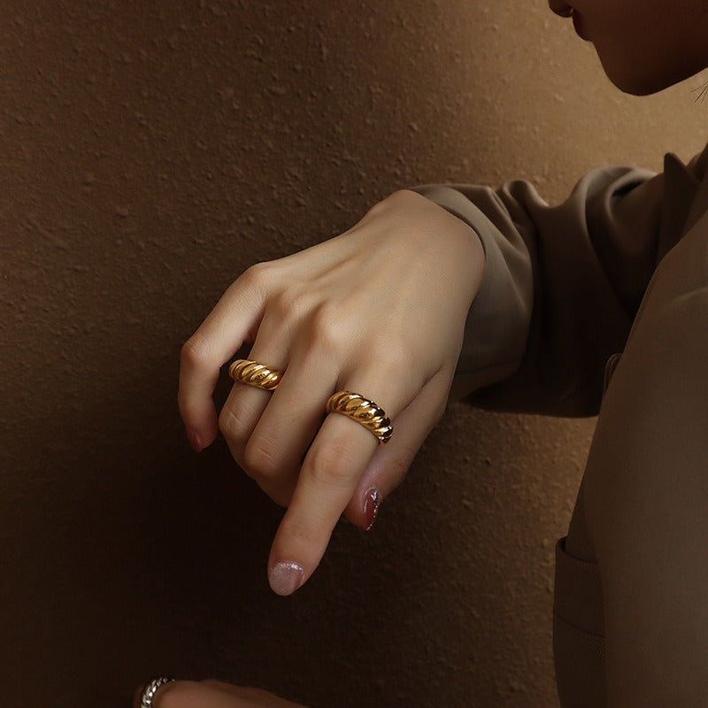 Kris – Retro-Industrieller Ring mit Wellenmuster