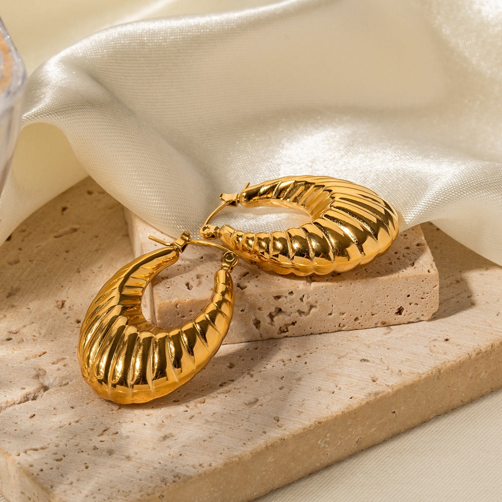 Alira – Skulpturale goldene Ohrringe
