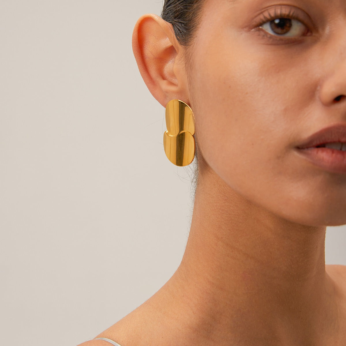 Stacey – Goldene geometrische Kurvenohrringe