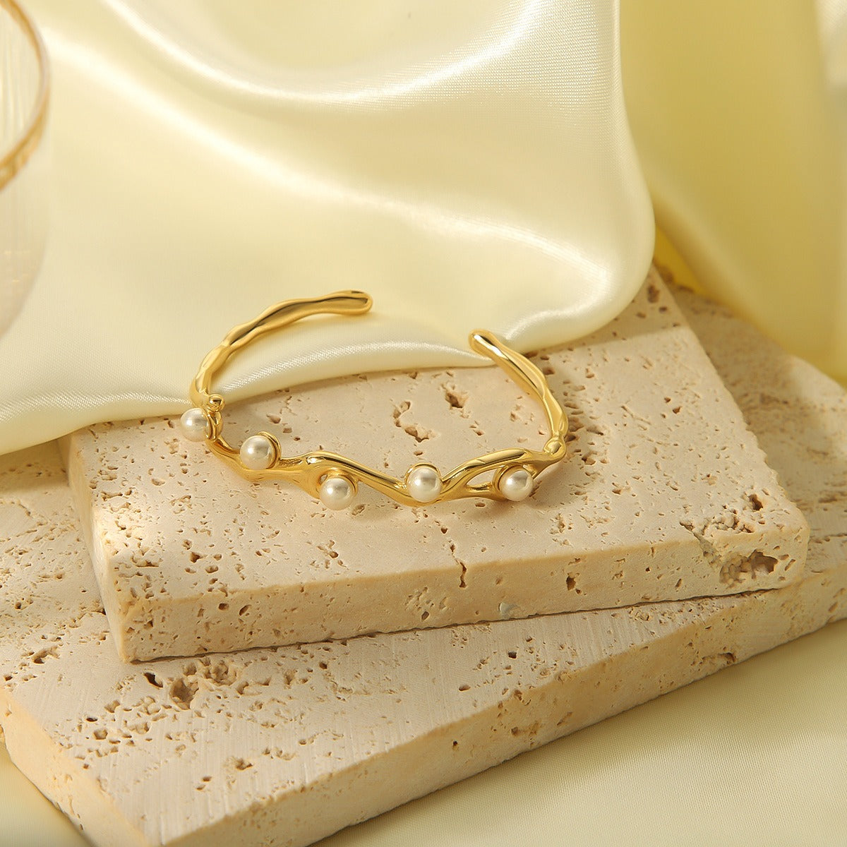 Yeri – Elegantes offenes Armband mit Vintage-Perle