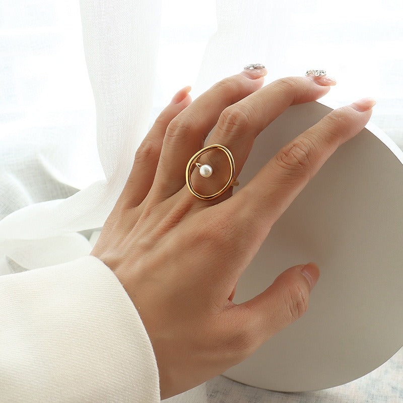 Rana – Ring aus Gold mit ovaler Süßwasserperle