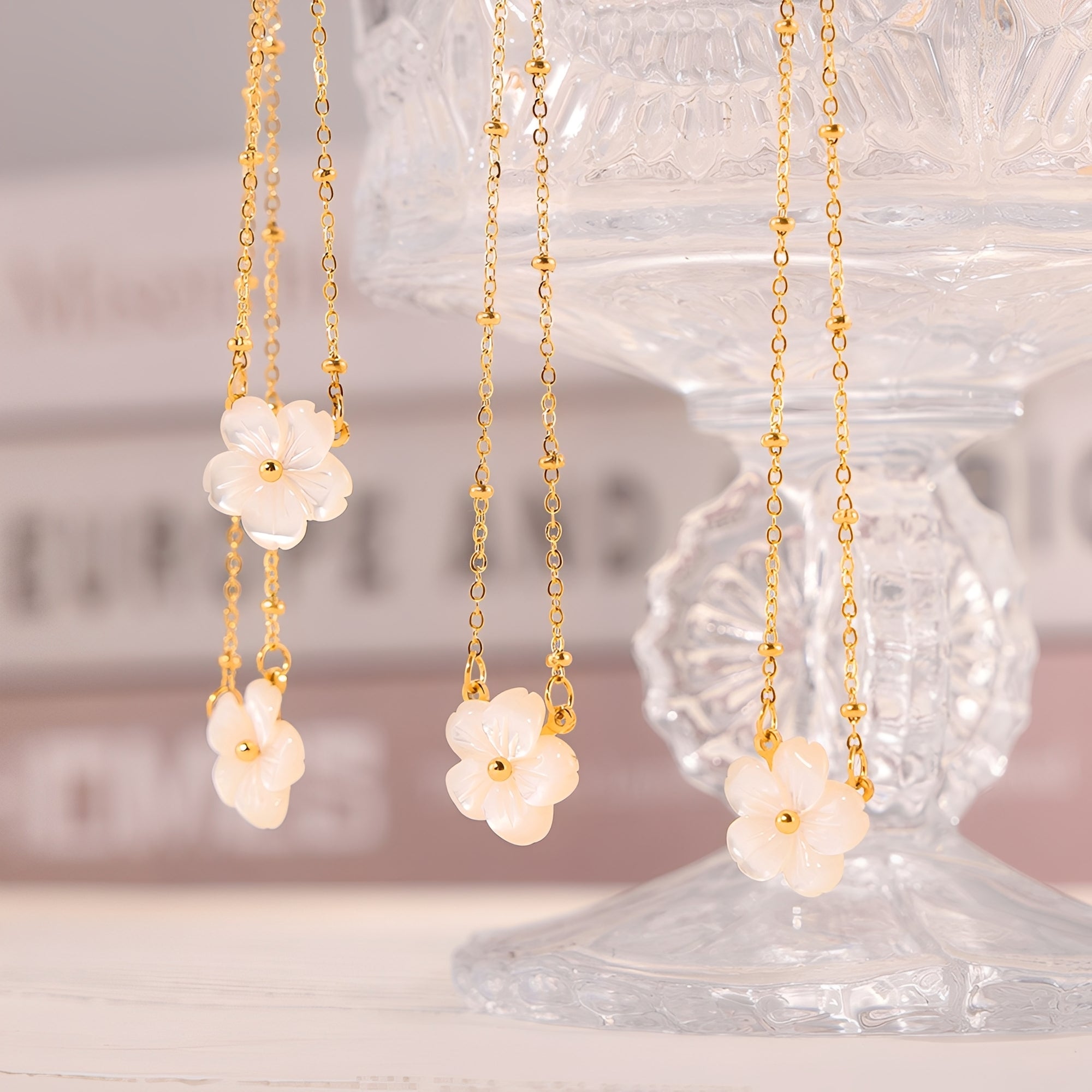 Nicole – Halskette weiße Muschelblumen und kalter Stil