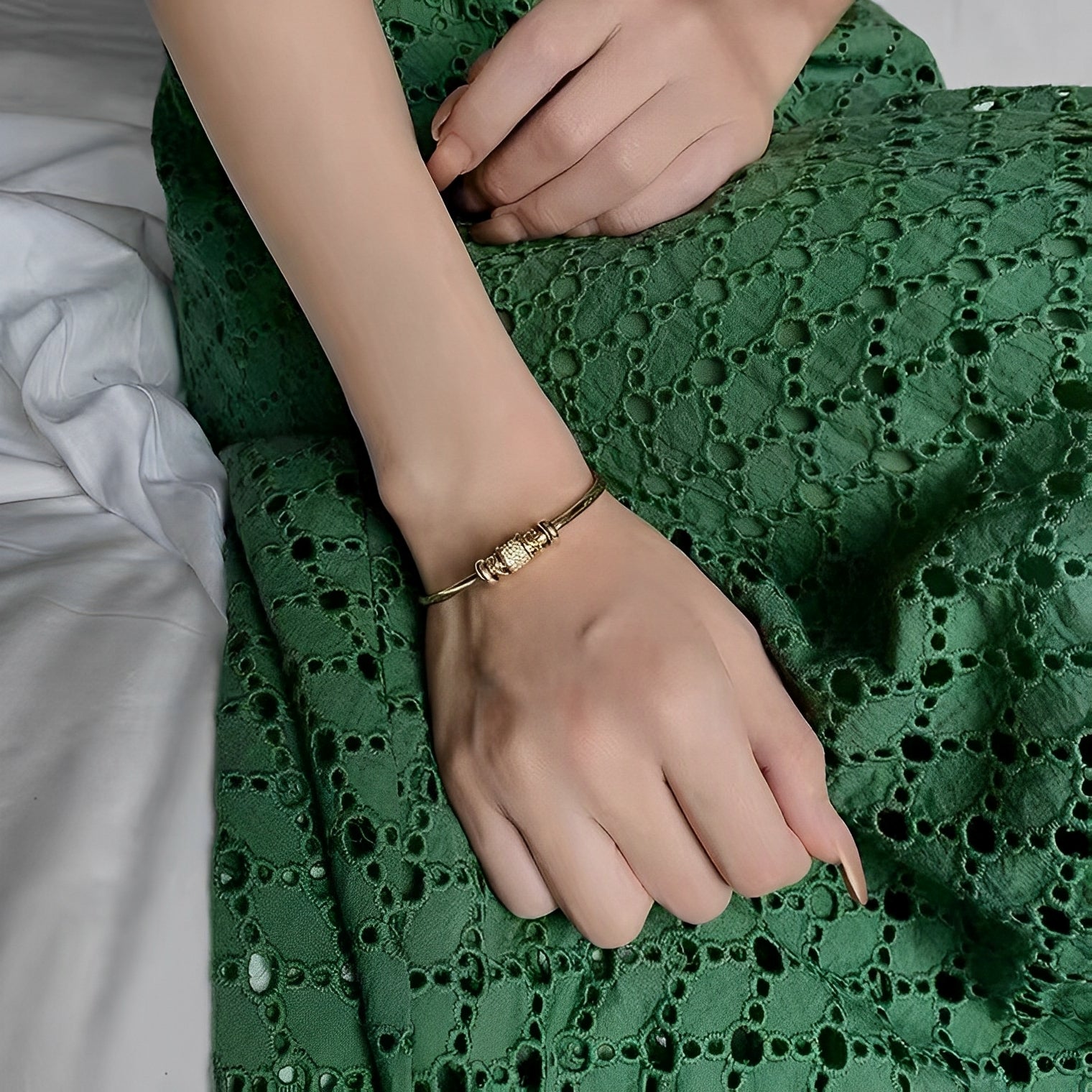 Ella – Verstellbares Armband mit Goldenen Anhängern