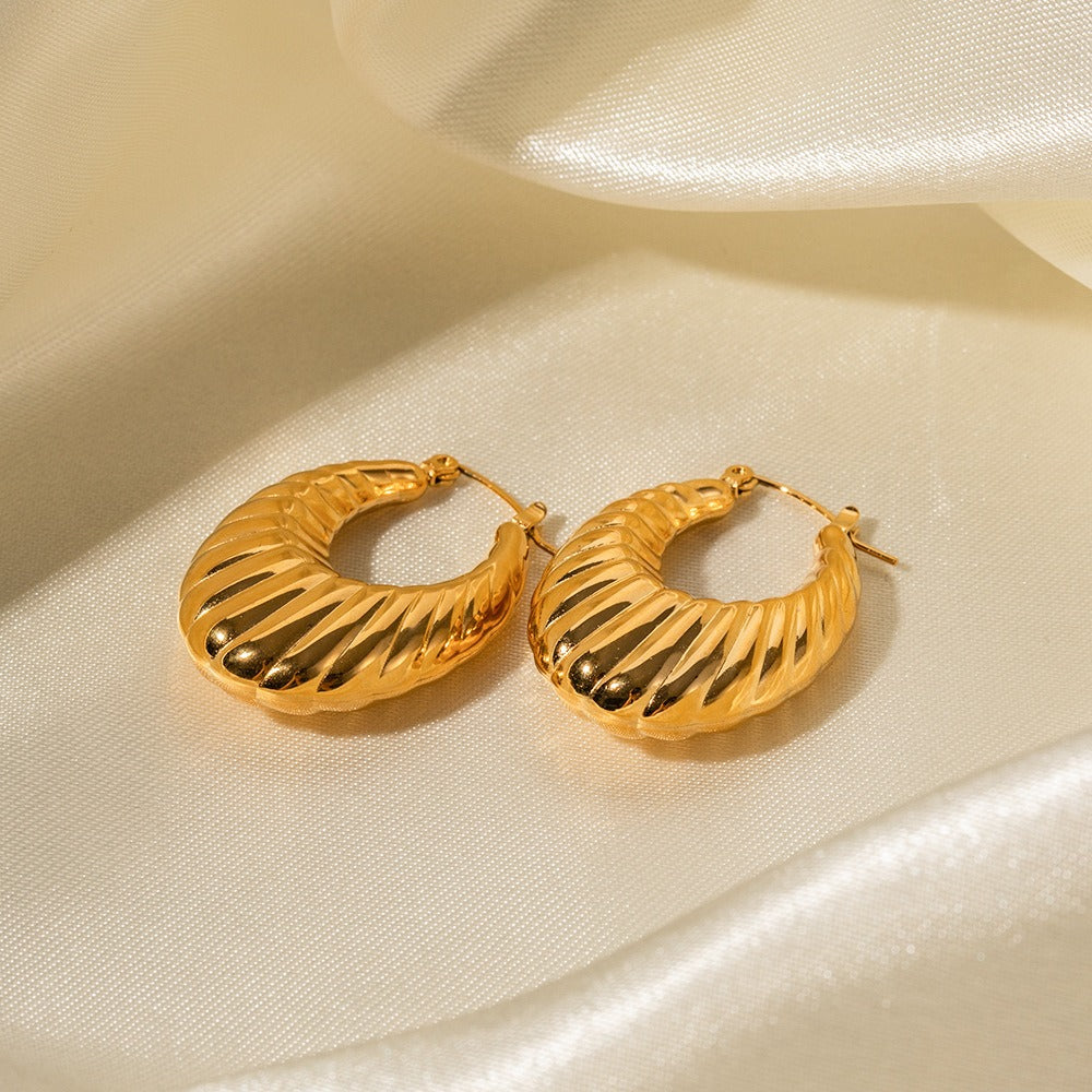 Alira – Skulpturale goldene Ohrringe