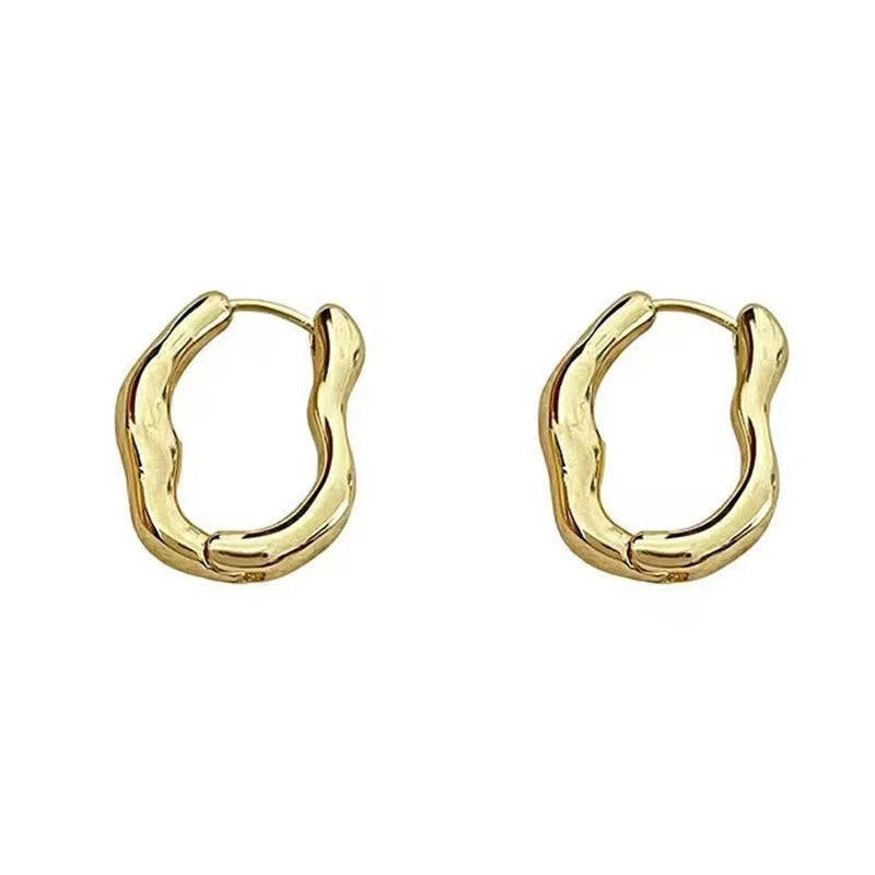 Olyra – Huggie-Ohrringe mit organischen Wellen aus Gold