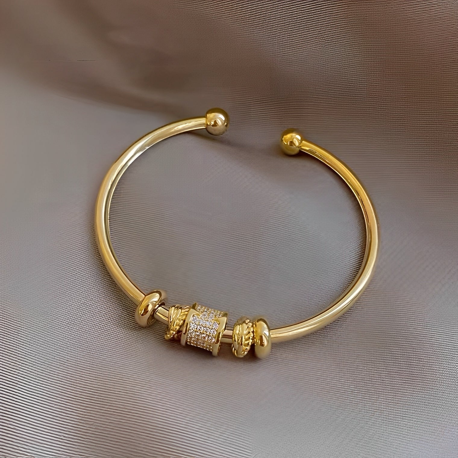 Ella – Verstellbares Armband mit Goldenen Anhängern