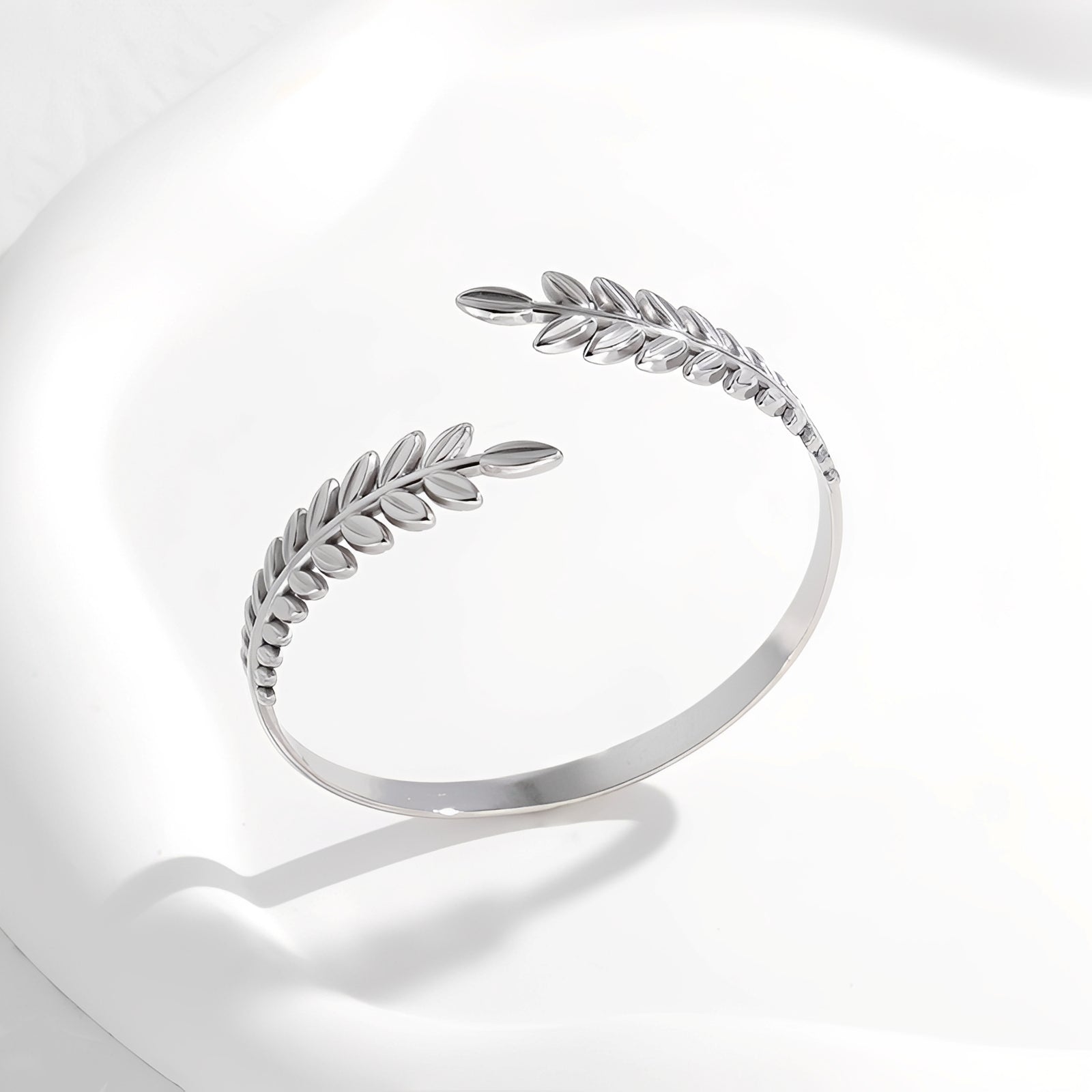 Selena – Elegantes offenes Armband mit Blättern