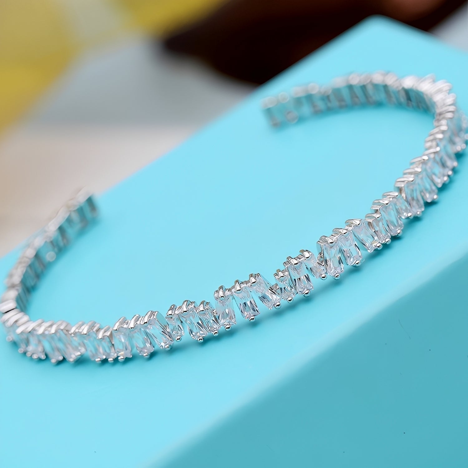Lara – Elegantes und modernes Zirkonia-Armband