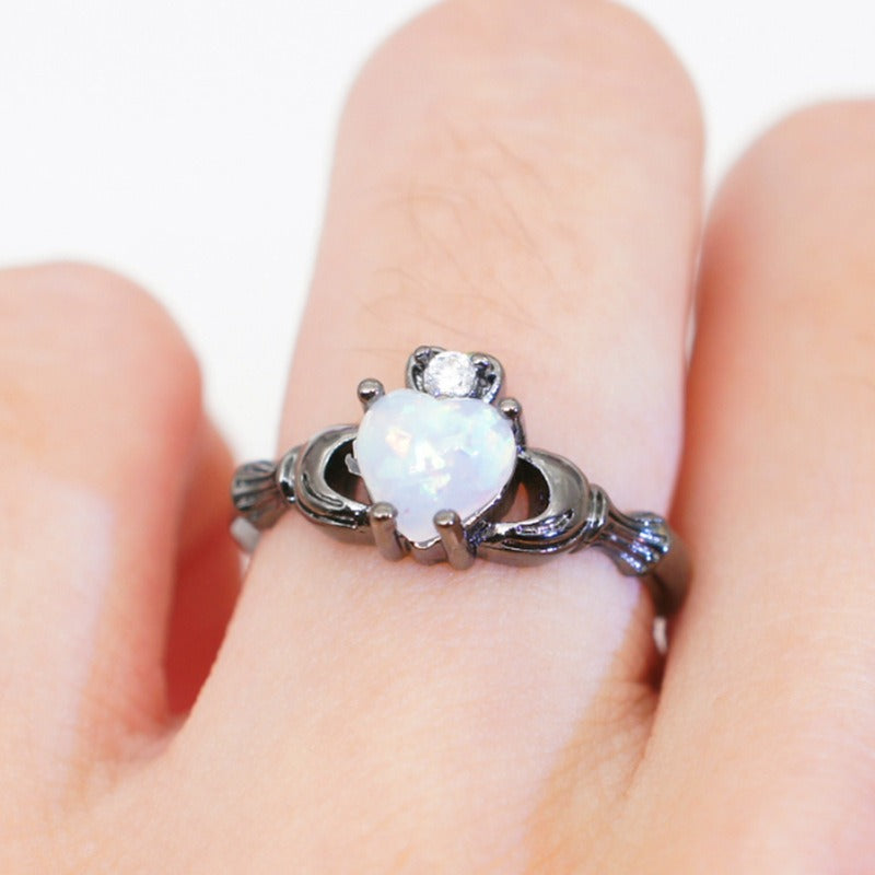 Meryl – Ring Herz aus Weißem Opal